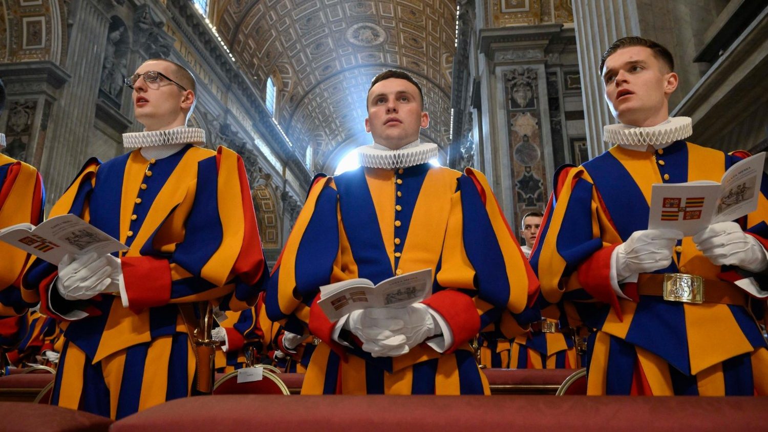 Des gardes suisses, le 6 mai 2024, durant la messe dans la basilique Saint-Pierre | © VATICAN MEDIA 