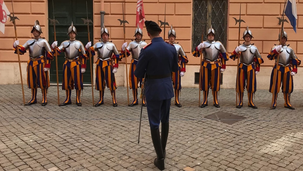 Le vice-commandant de la Garde Suisse forme les jeunes recrues | © HLefèvre I.MEDIA