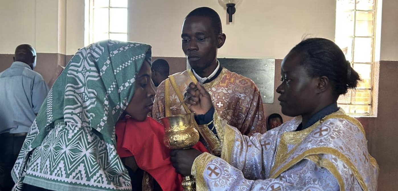 La diaconesse du Zimbabwe Angelic Molen distribue la communion selon le rite orthodoxe | © St. Phoebe Center for the Deaconess (Facebook)