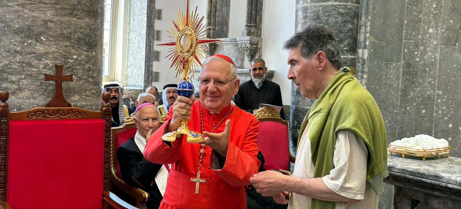 Le cardinal Louis Raphaël Sako tient l'ostensoir fabriqué par François Reusse (à d.) |  DR