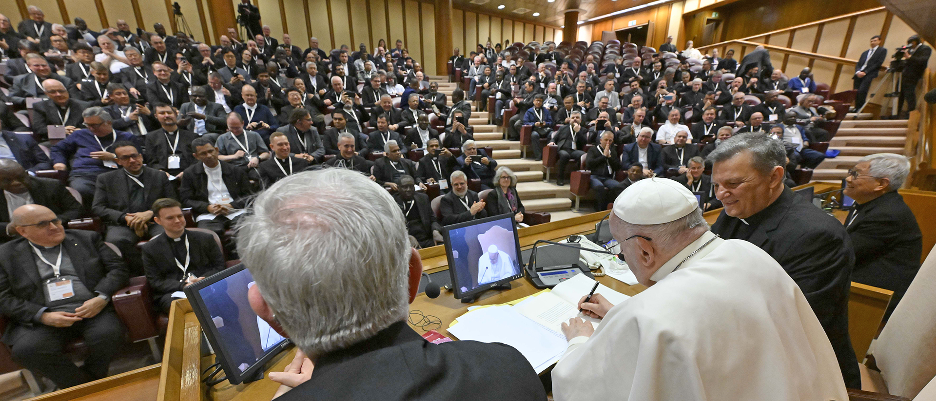 Le pape a signé la lettre d'envoi en mission, le 2 mai 2024 | © Vatican Media 