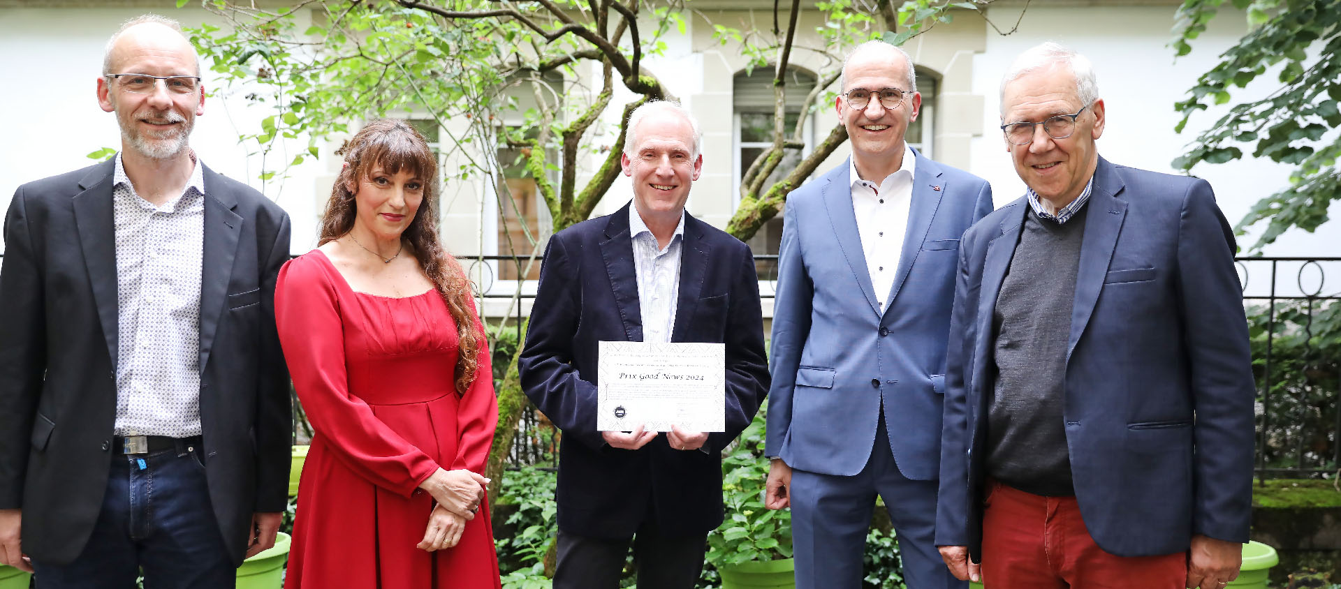 Lausanne le 31 mai 2024. Remise du Prix Good News. (De g. à dr.) Fabien Hunenberger, directeur de Cath-Info, Julia Moreno, communicante de la CES, Pascal Fleury gagnant du prix, Urs Brosi, secr. général de la RKZ et et Bernard Litzler, ancien directeur de Cath-Info | © Bernard Hallet