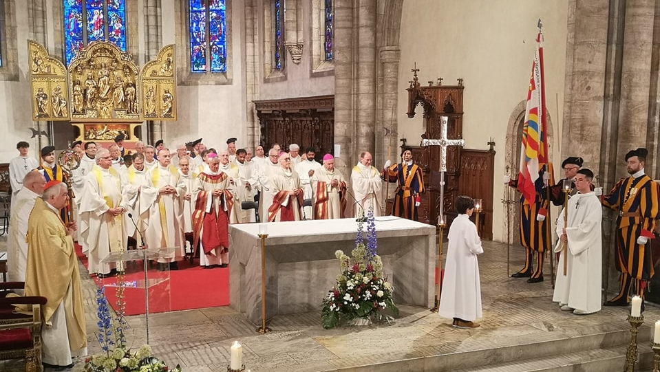 Le diocèse de Sion a accueilli son nouveau cardinal, Emil Paul Tscherrig (à g.) | capture d'écran Facebook Diocèse de Sion