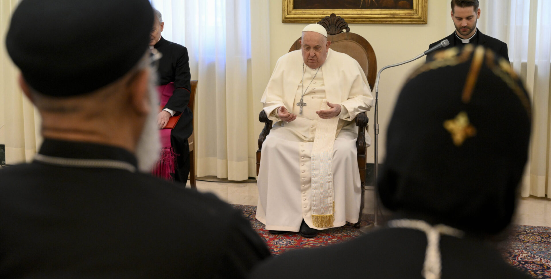 Diminué par une bronchite, le pape François a reçu les délégations dans la Maison Ste-Marthe | photo: réception de prêtres et de moines des Églises orthodoxes orientales, le 6 février 2025 © Vatican Media