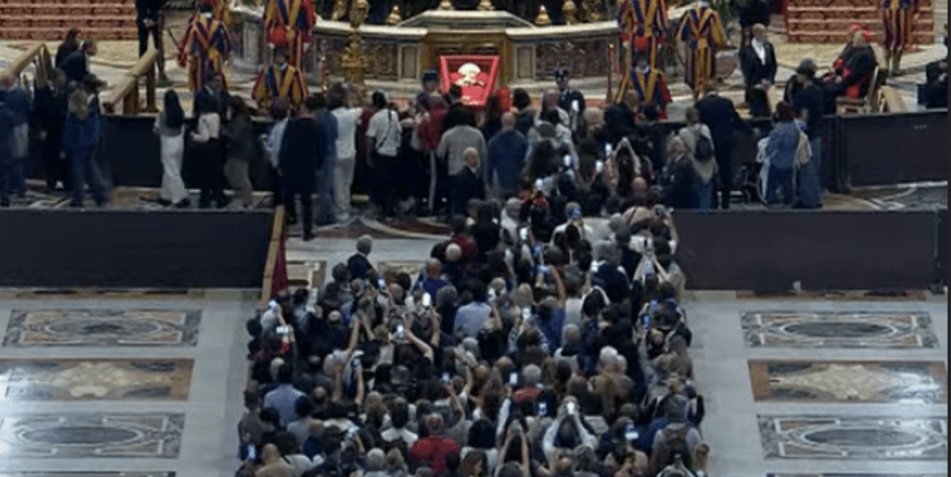 Depuis mercredi 23 avril à 11h, plus de 20'000 personnes se sont déjà recueillies devant la dépouille du pape François | capture d'écran YouTube /Vatican News