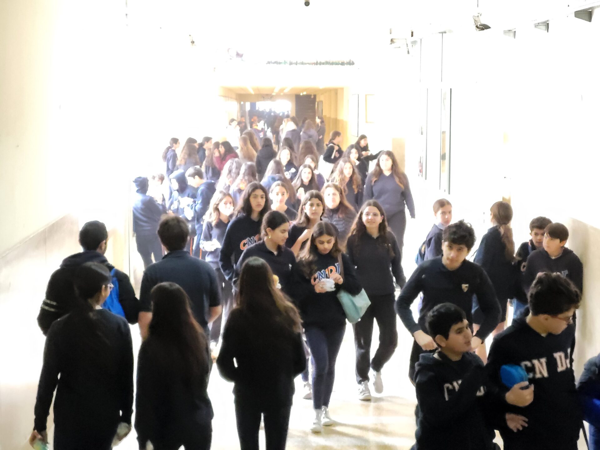 Dans les couloirs du Collège Notre-Dame de  Jamhour, Liban, 21 mars 2025 | © Lucienne Bittar