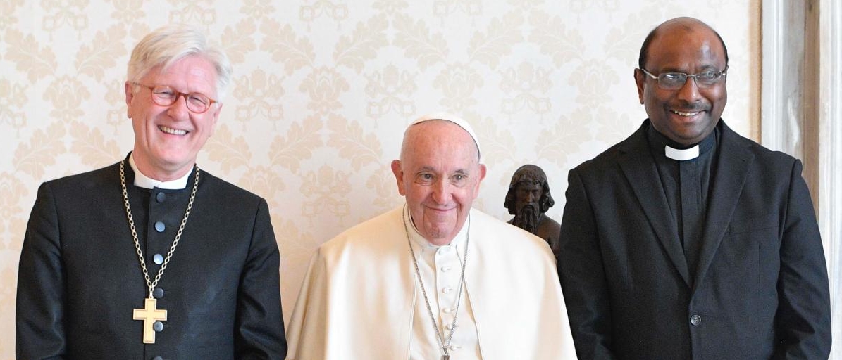 H. Bedford-Strohm, modérateur du Comité central du COE, et J. Pillay, secrétaire général du COE, sont reçus par le pape François, 23 mars 2023 | © Vatican Media