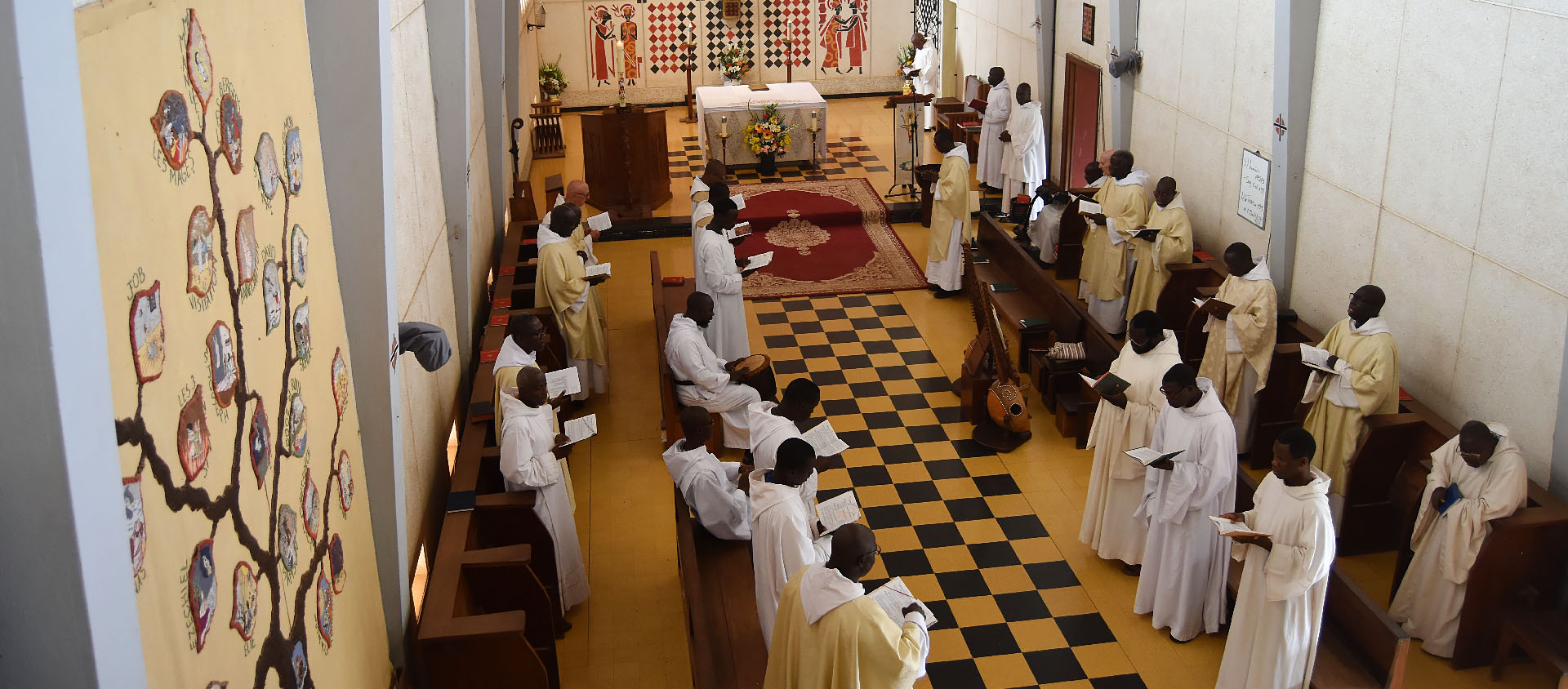 Les moines dans le chœur de l’église de Keur Moussa | © Jacques Berset