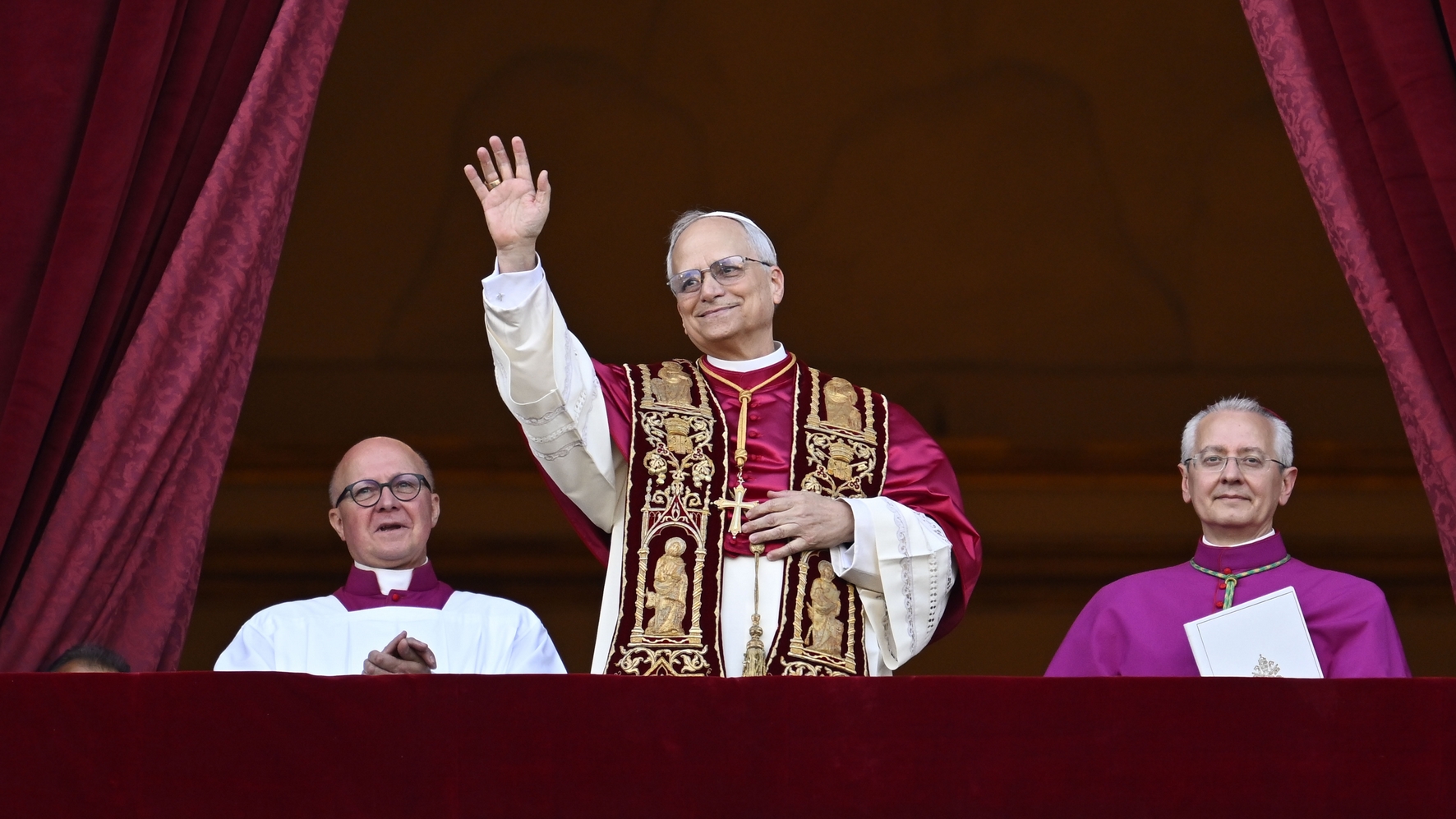 Le nouveau pape Léon XIV apparaît à la loggia de la basilique Saint-Pierre |  © Vatican Media