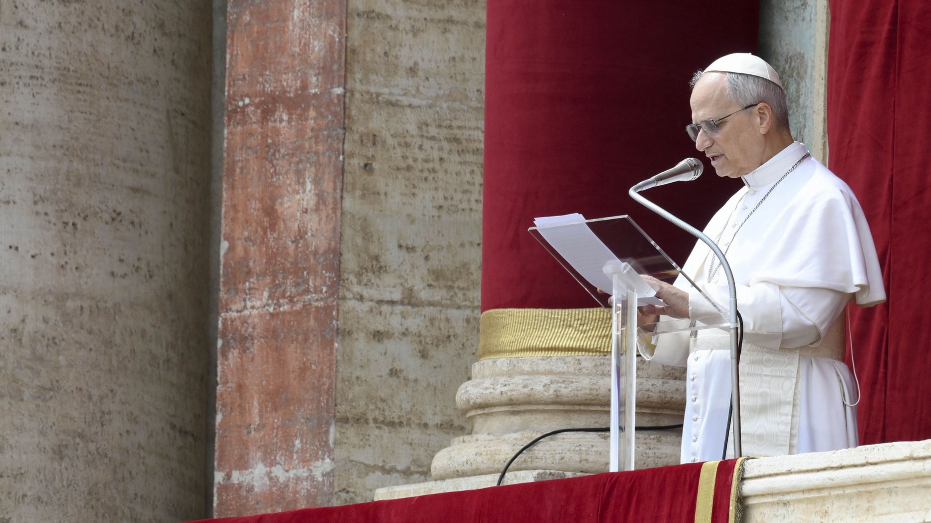 Le pape Léon XIV  prononce le 'Regina Caeli' de la Loggia de la basilique Saint-Pierre. L'image est vraie contrairement aux centaine de vidéos et audios générés par l'IA qui circulent sur le web | © Vatican Media 