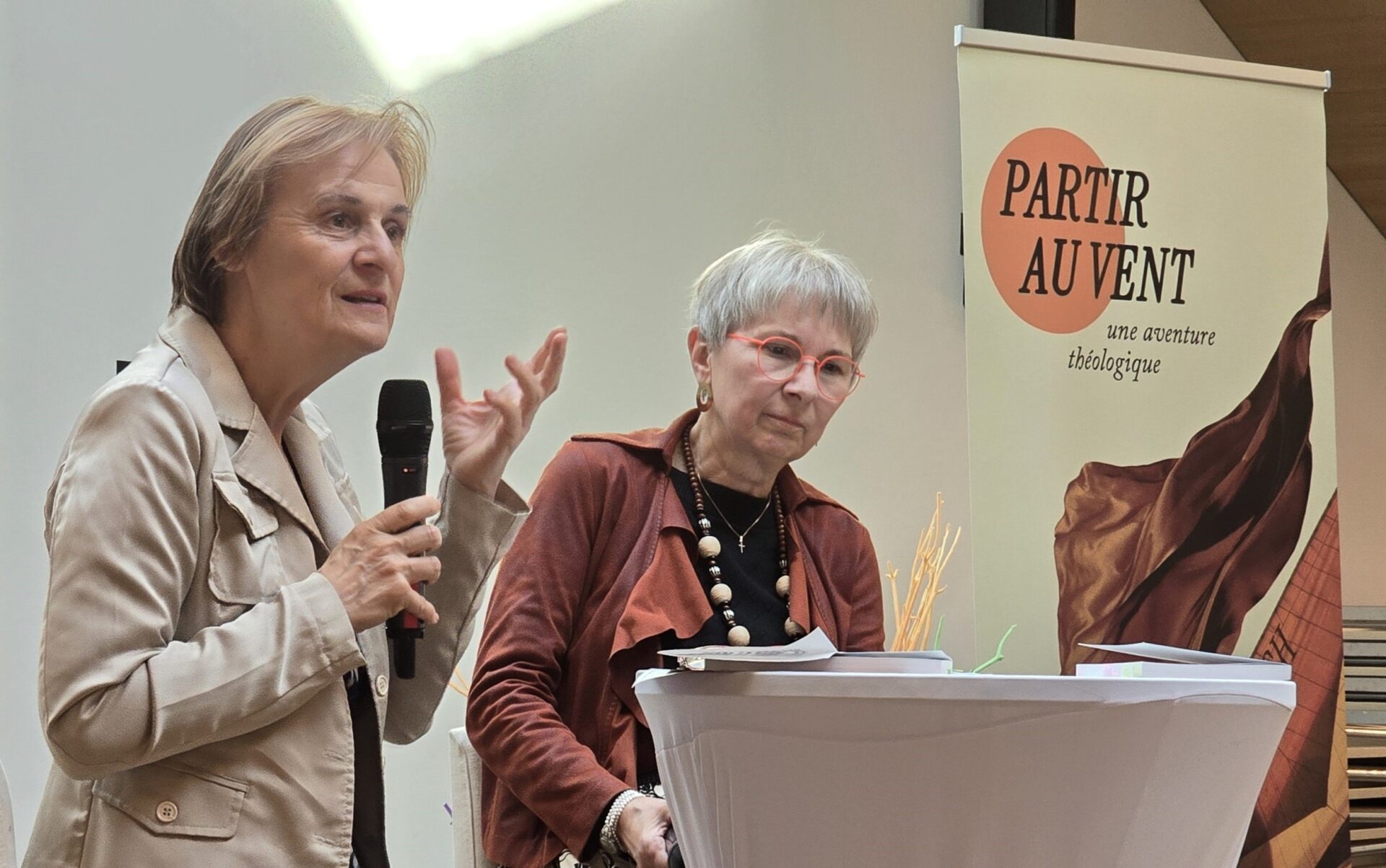 Les théologiennes Élisabeth Parmentier (à g.) et Anne Deshusses-Raemy  | © Anne Durrer