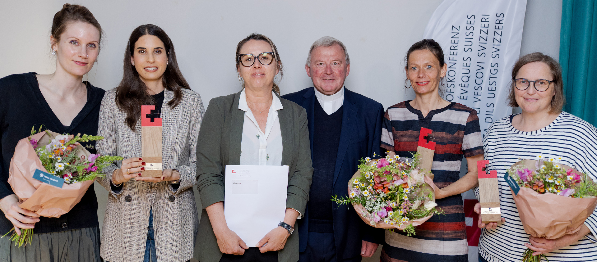 Les lauréates du Prix catholique des médias, entourent Mgr Josef Stübi, 13 mai 2025 | © VOLLTOLL / Jana Leu