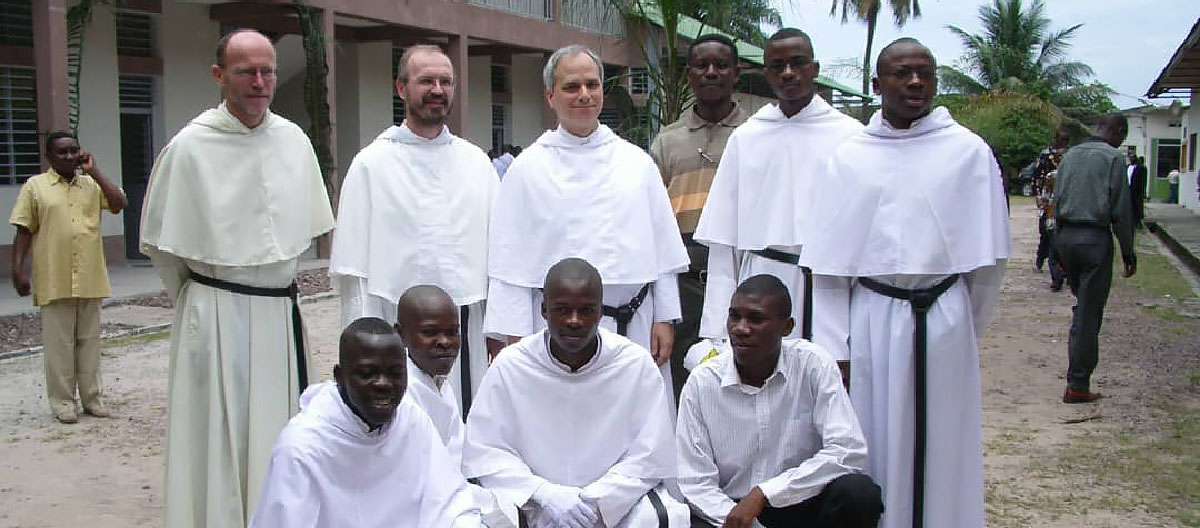 En 2009, Robert Francis Prevost (centre, 2e rang), alors supérieur général de l'ordre de Saint Augustin, était venu en RDC à l'occasion de l'inauguration de la faculté de théologie de l'université Saint-Augustin de Kinshasa | DR