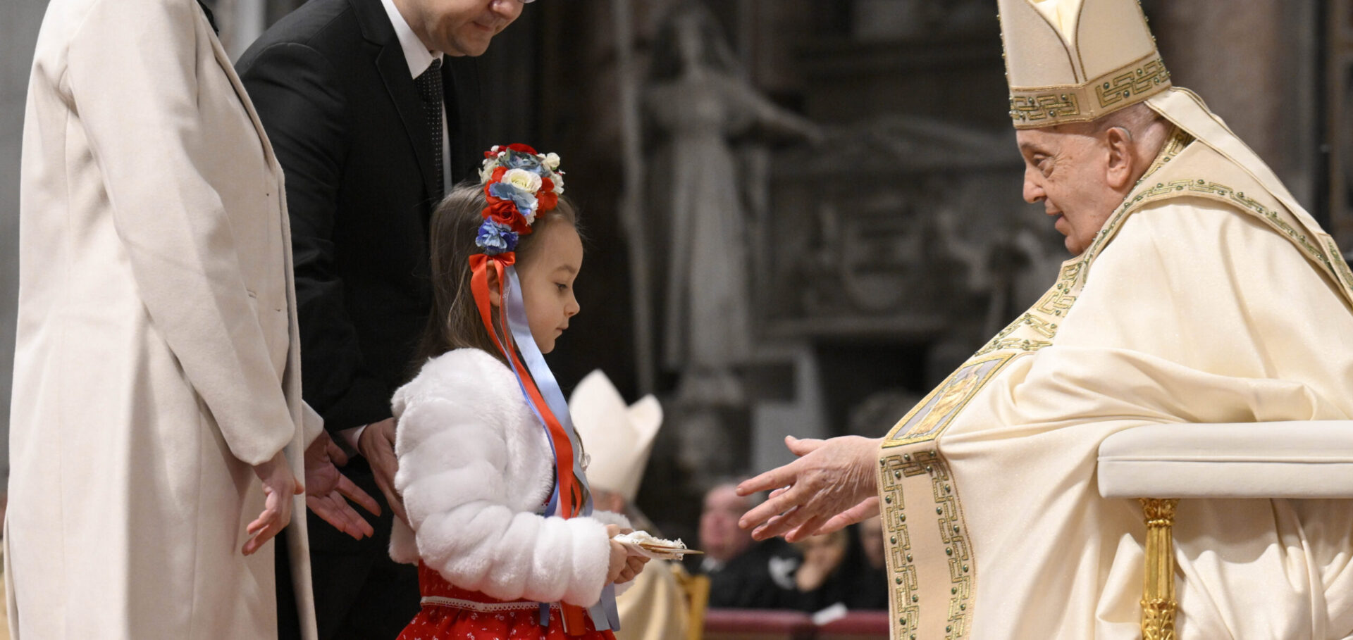 Le pape François reçoit le cadeau d'un enfant lors de la messe de la nuit de Noël 2024, en la basilique St-Pierre | © Vatican Media