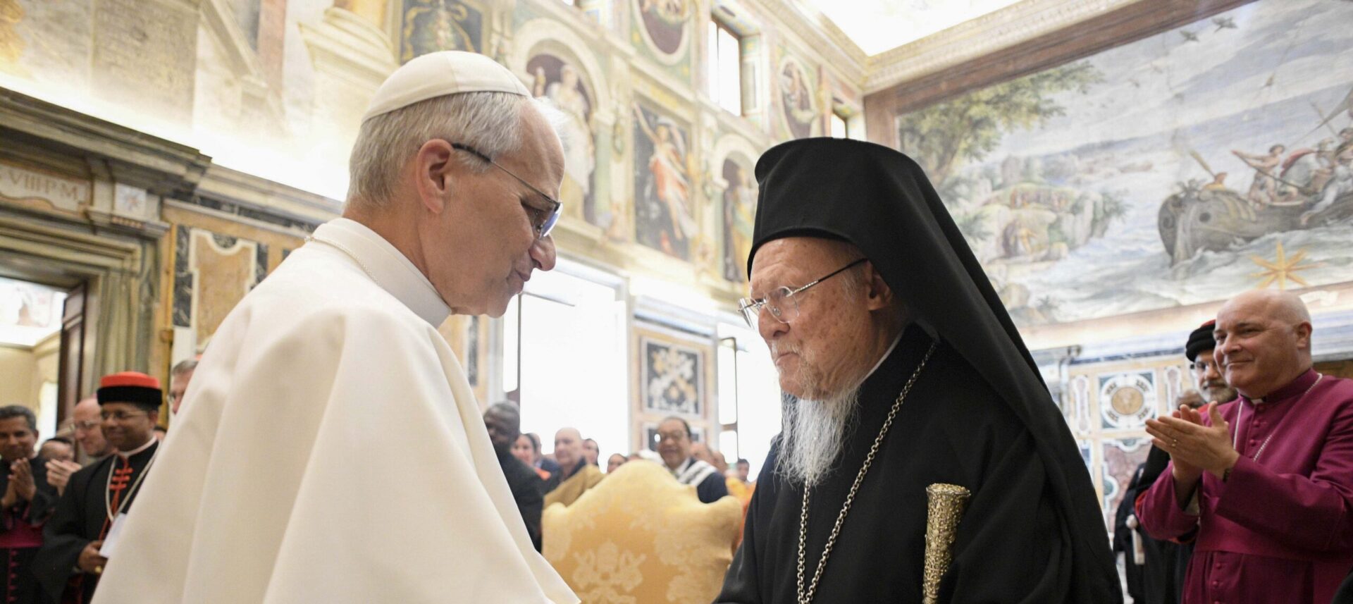Les délégations interreligieuses et œcuméniques ayant participé à la messe d'inauguration du pontificat ont rencontré Léon XIV le 19 mai 2025 | photo: avec le patriarche orthodoxe Bartholomée © Vatican Media 