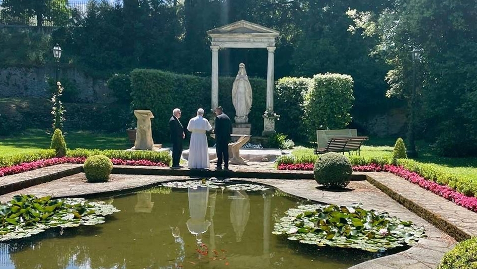 Le pape Léon XIV dans les jardins de Castel Gandolfo |  capture d'écran