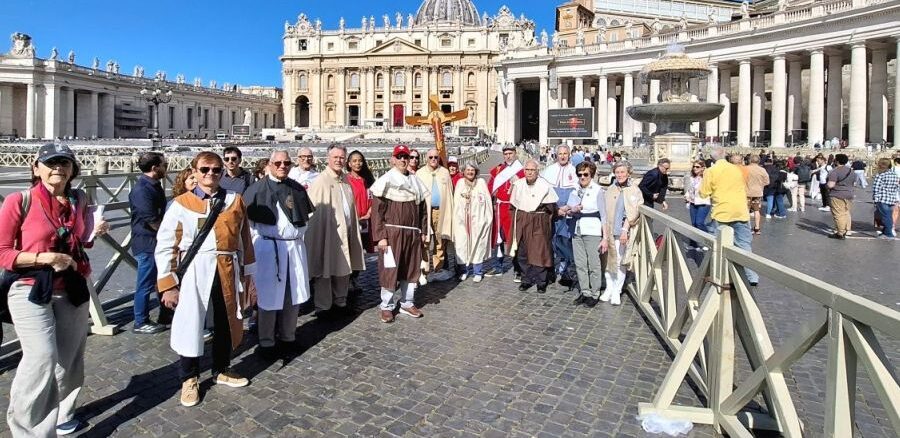 Membres d'une confrérie tessinoise sur la Place St-Pierre de Rome | © DR