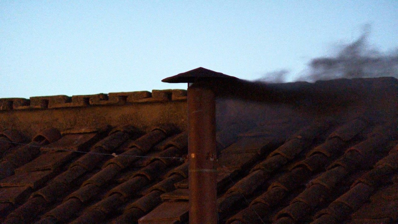 C'est une fumée noire qui s'est échappée du Vatican à l'issue du premier vote des cardinaux | © Vatican media 