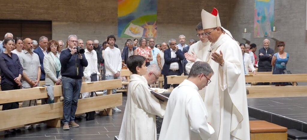 Mgr Felix Gmür, évêque de Bâle, a ordonné diacres Daniel Lattanzi et Nicolas Godat | © Pôle communication du Jura pastoral