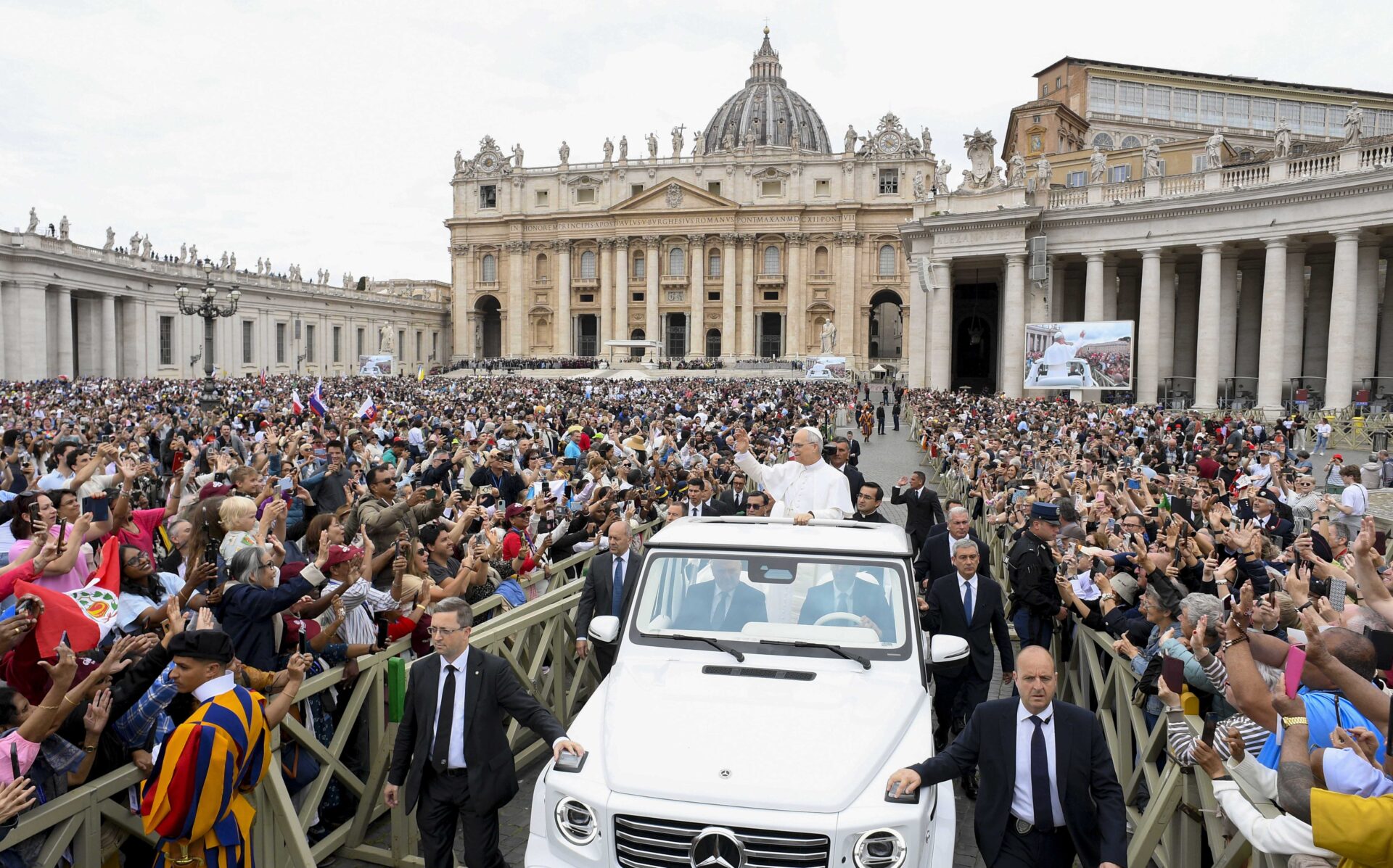 Le pape Léon XIV s'est offert un bain de foule en papamobile pour sa première audience générale du 21 mai 2025 | © Vatican media