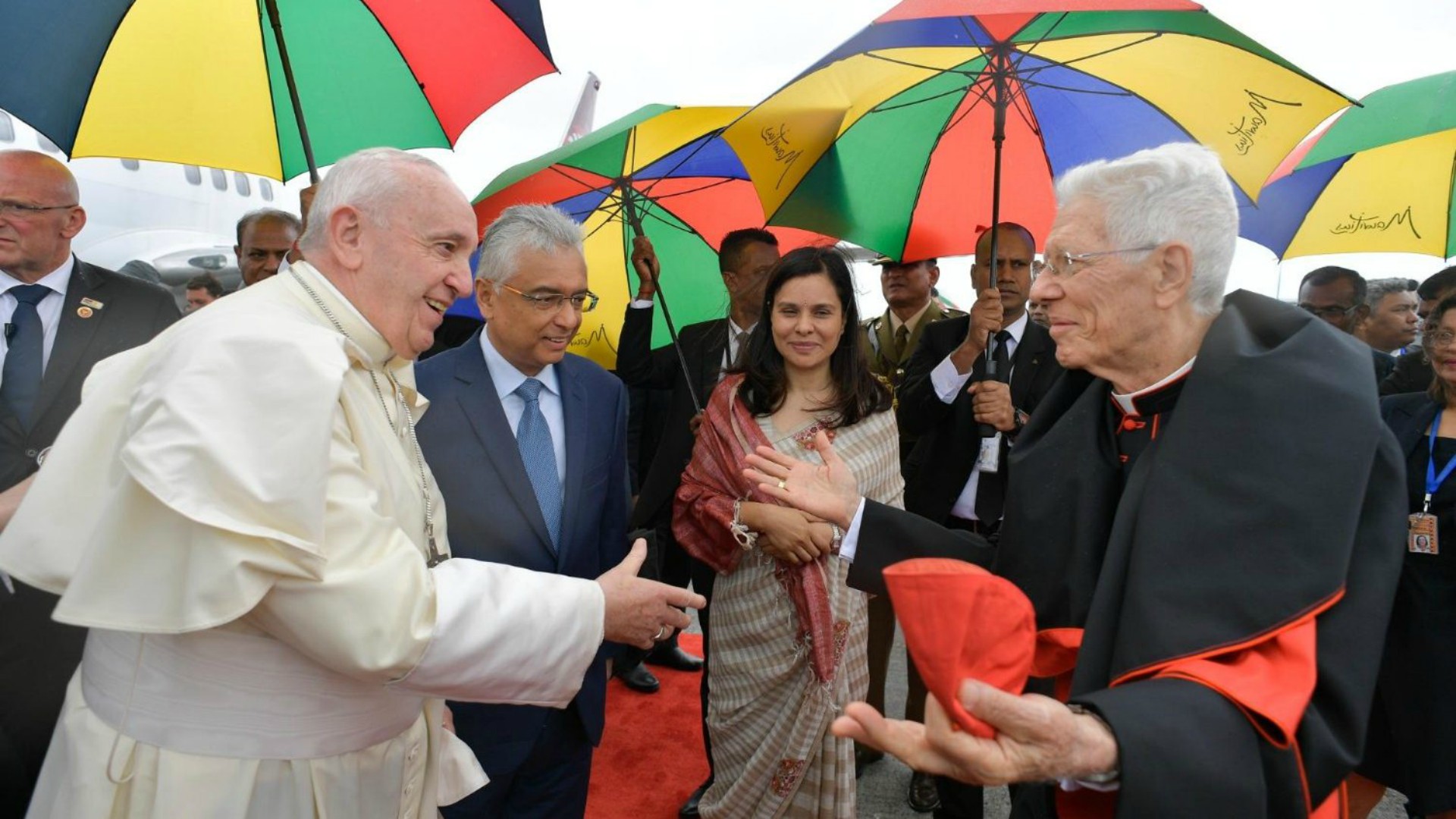 Le pape François salue le cardinal Maurice Piat, lors de son arrivé à Maurice, le 9 septembre 2019   | © Vatican Media