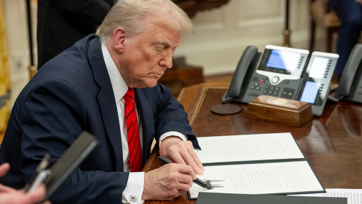 Le président américain Donald Trump signant un décret | © White House