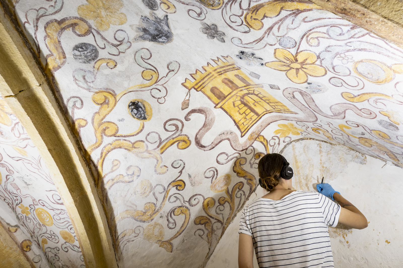 Restauration des décors peints dans la chapelle du Scapulaire au cimetière des Bévières, au Landeron | © KEYSTONE/Jean-Christophe Bott