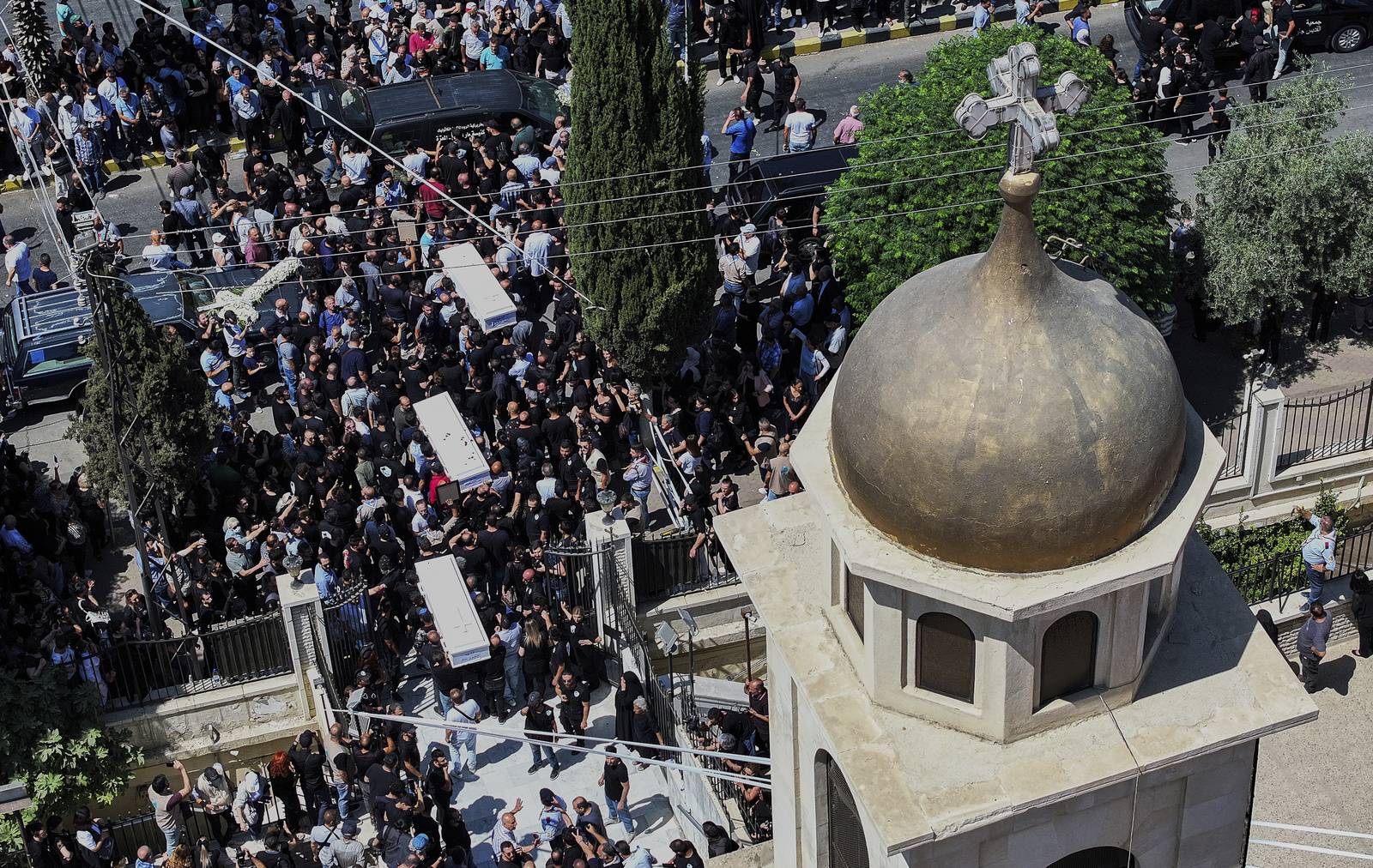 Damas, 24 juin 2025:
procession funéraire en direction de l'église al-Saleeb, pour des victimes de l'attentat à l'église Mar Elias commis deux jours plus tôt | © Keystone/AP/Ghaith Alsayed