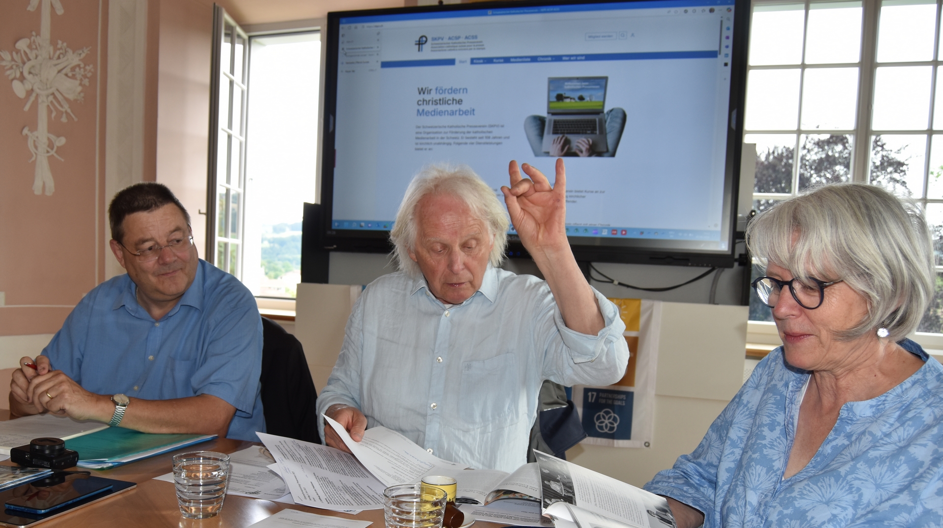 Melchior Etlin, secrétaire, Markus Vögtlin, président et Beatrix Ledergerber, membre du comité de l'Asociation catholique Suisse pour la presse (ACSP) | Jacques Berset