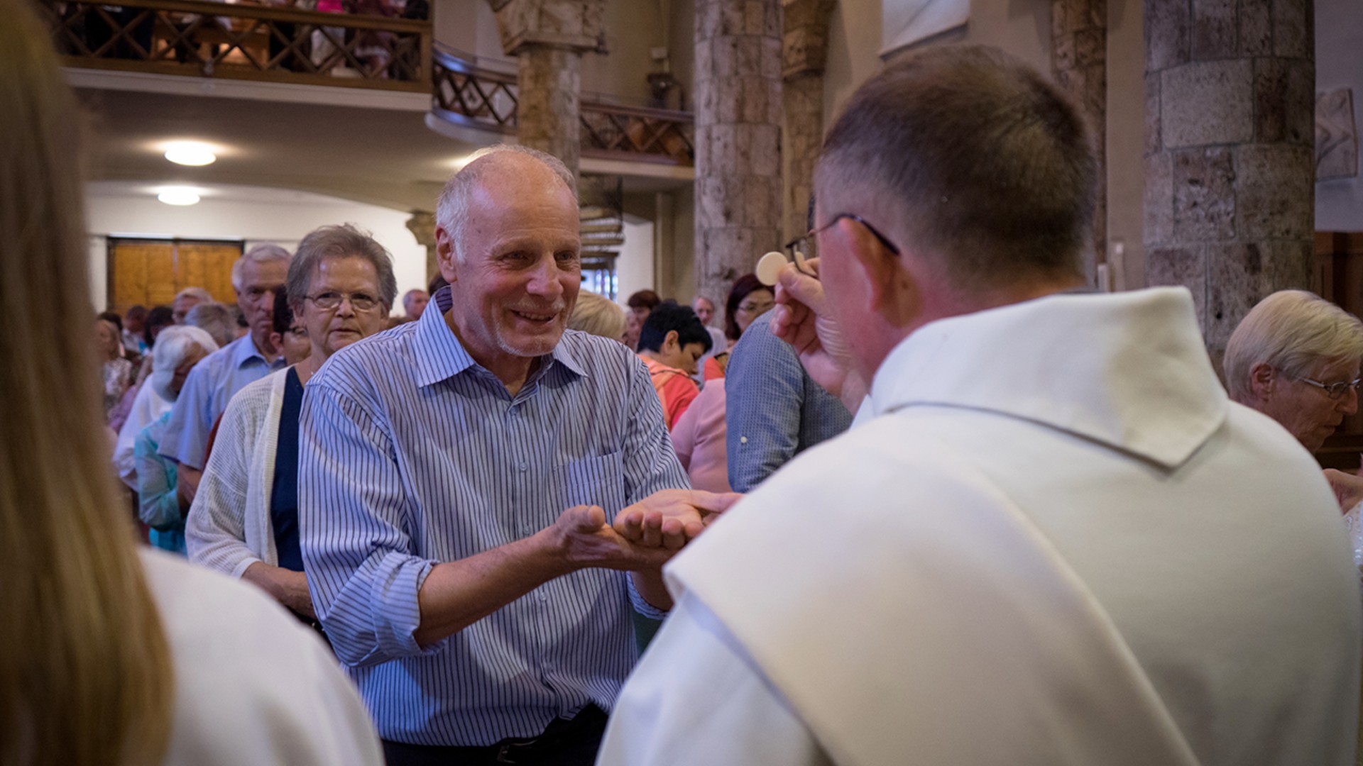 Dans la liturgie, les diacres sont reconnaissables à l'étole qu'ils portent en travers de la poitrine. Le service des pauvres et des défavorisés fait partie du profil spécifique d'un diacre | crv www.vocations.ch