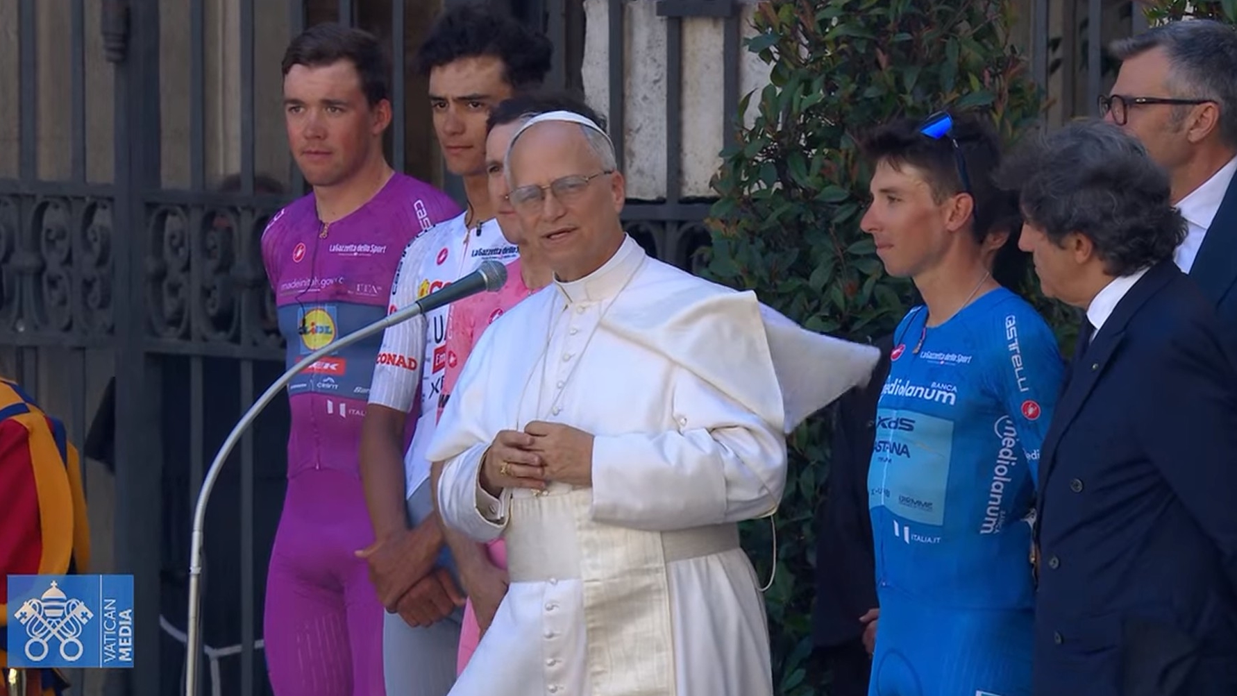 Le pape Léon XIV salue les cyclistes du Giro d'Italia | capture d'écran Vatican Media
