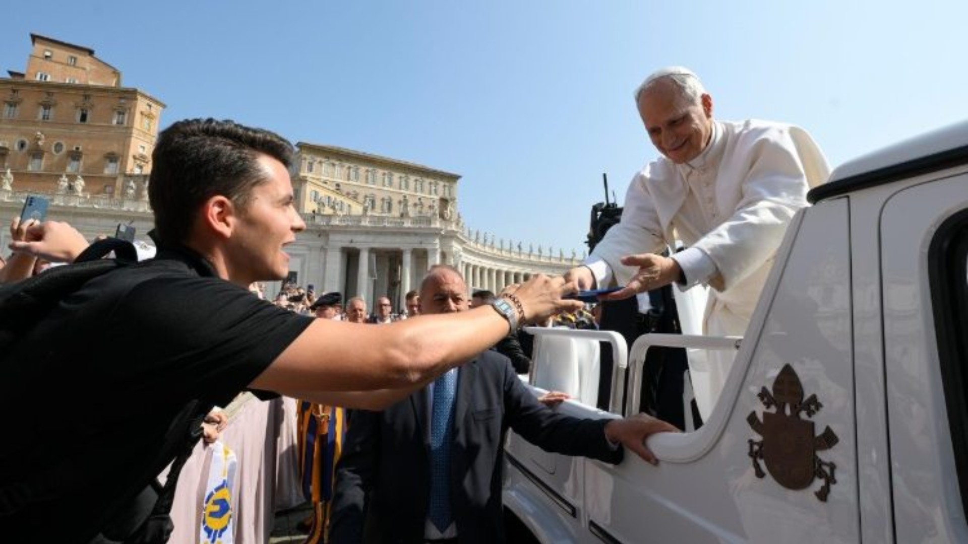 Le pape Léon XIV salue un jeune sur la Place Saint-Pierre  | © Vatican Media
