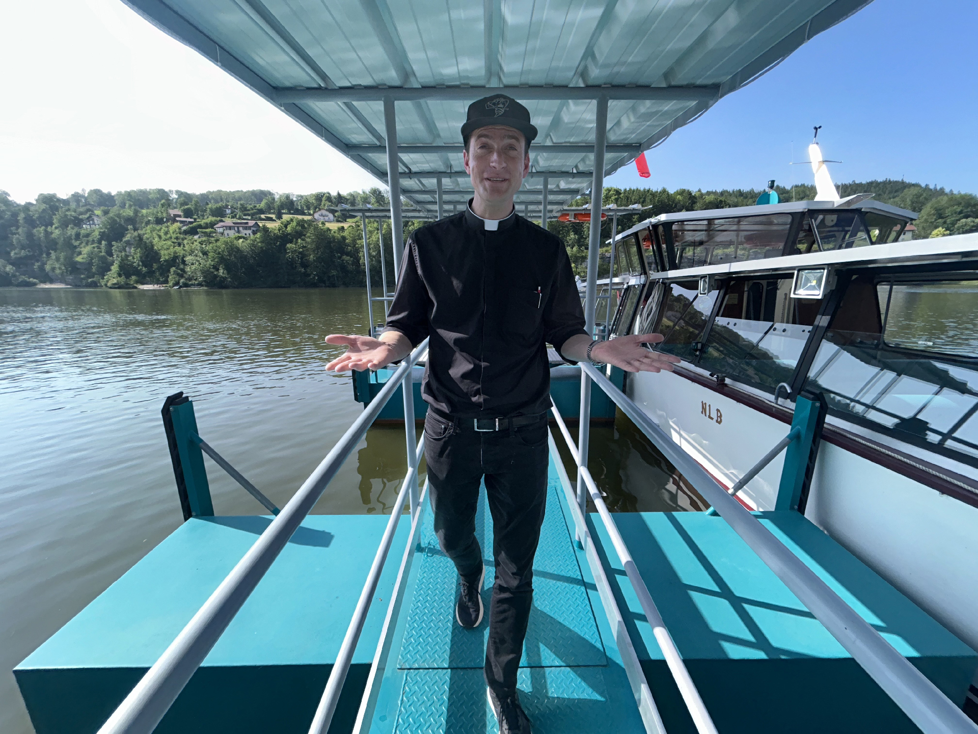 Bienvenue à bord ! L'abbé Rémi Steinmyller vous accueille pour la messe qui sera célébrée sur le Doubs | © Silvia Freda