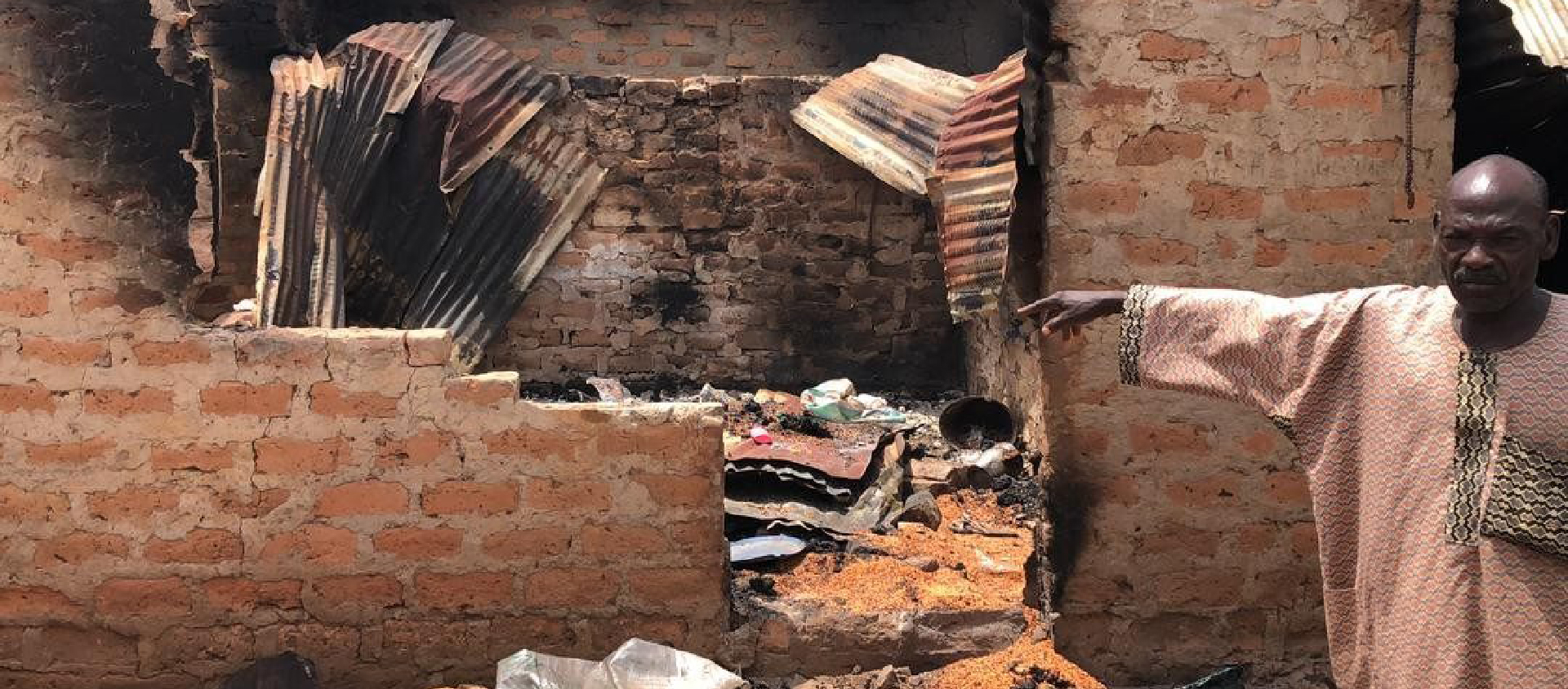 L'attaque contre le village de Yelewata a fait 200 morts. Un survivant montre une des maisons détruites par les flammes | DR