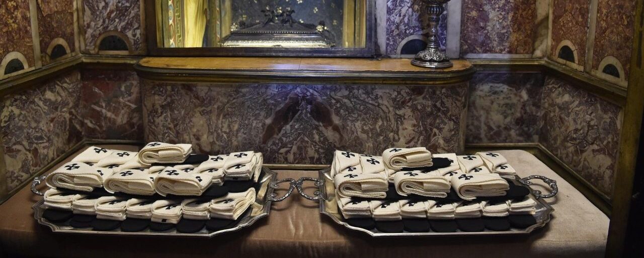 Les pallia près de la tombe de St-Pierre, en 2018 | © Vatican Media