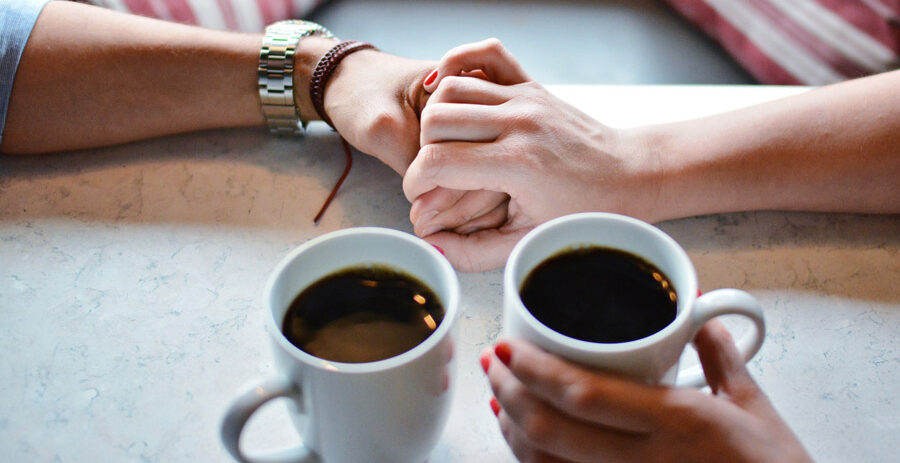 Les Cafés-COEPS sont des espaces de parole et de soutien pour les proches d'enfants ou d'adultes en situation de handicap | photo d'illustration © gahag.net