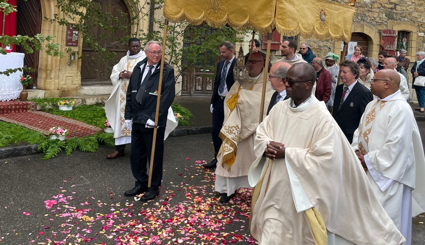 La procession de la Fête-Dieu au Landeron (NE) est un moment fort de la vie villageoise | © cath-ne.ch