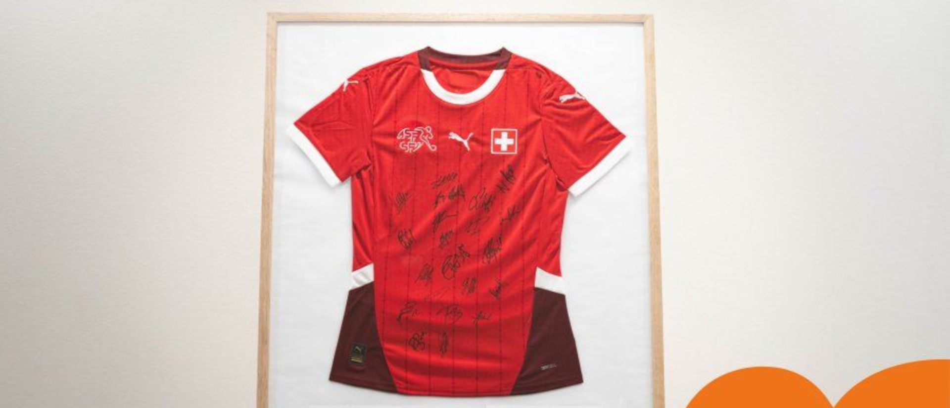 La maillot signé par les joueuses de l'équipe nationale suisse de football était destiné au pape François | DR