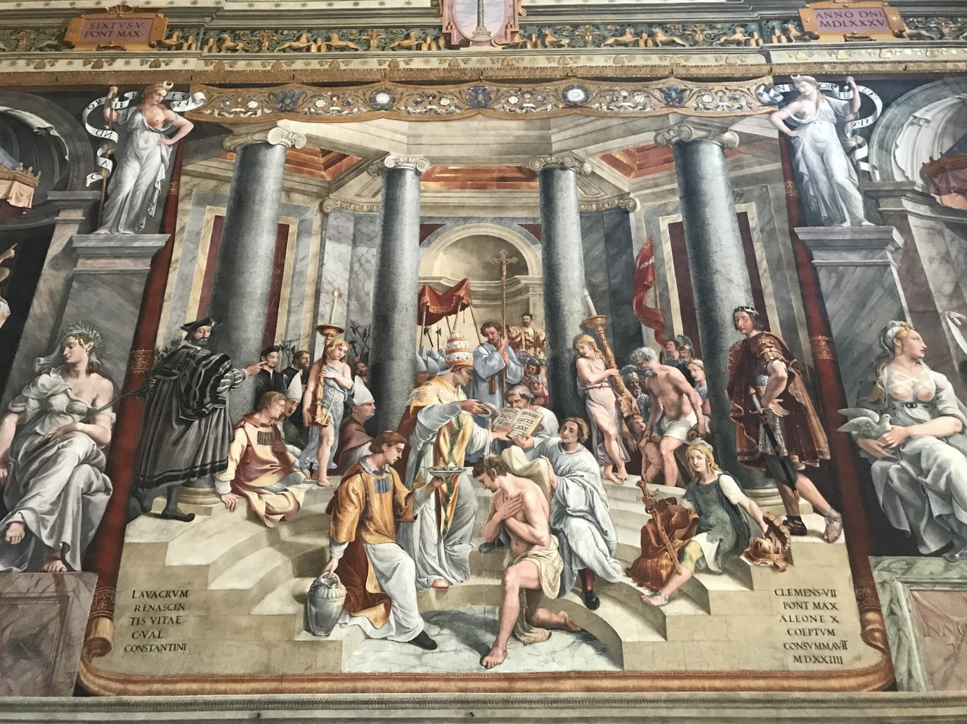 Le baptême de Constantin par Raphaël, dans la salle de Constantin, Vatican | © Camille Dalmas/I.MEDIA