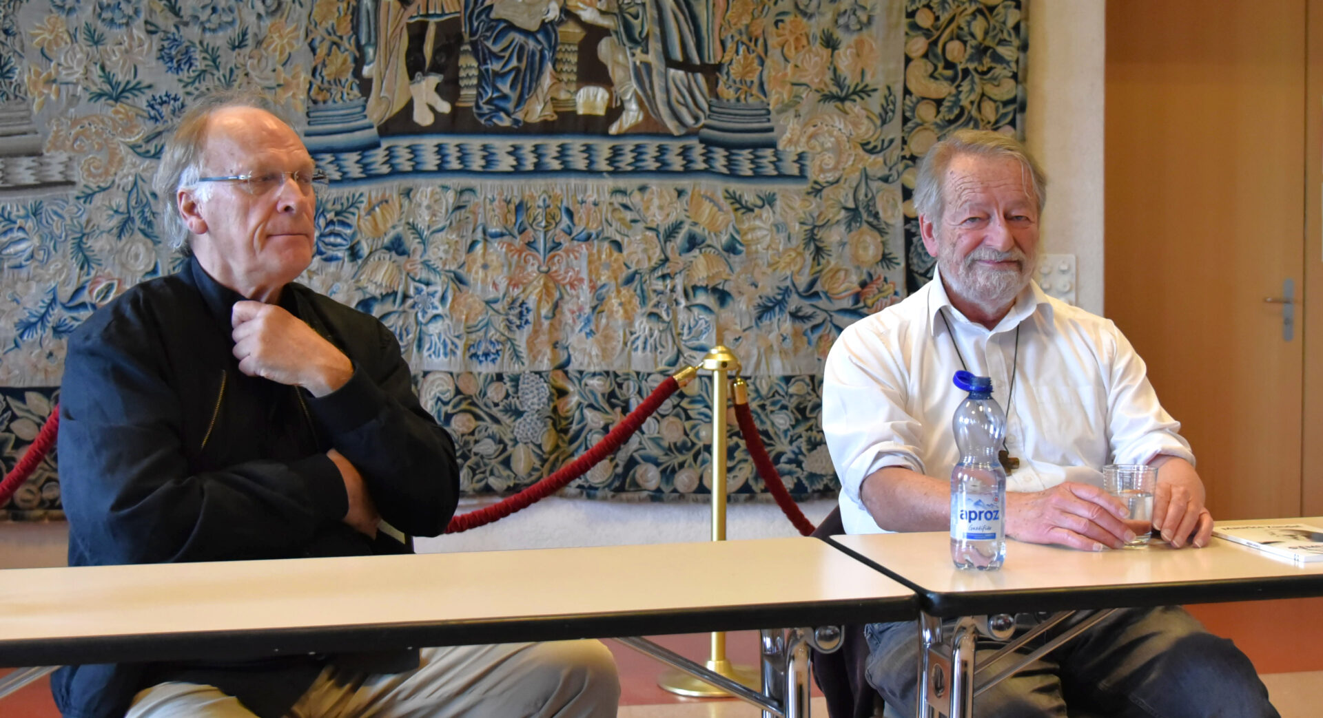 Le pasteur Virgile Rochat (à g.) et l'abbé Marc Donzé ont écrit à quatre mains le livre "Zundel: Devenir libre" | © Raphaël Zbinden