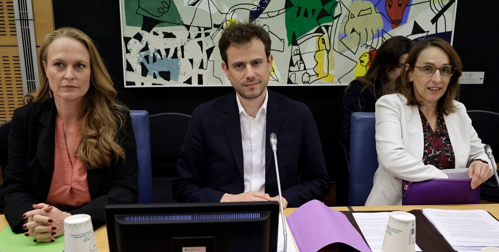 La commission parlementaire sur les violences dans les écoles était représentée le 2 juillet 2025 à Paris par (de g. à d.) Violette Spillebout, Paul Vannier et Fatiha Keloua Hachi | ©  STEPHANE DE SAKUTIN / AFP / KEYSTONE