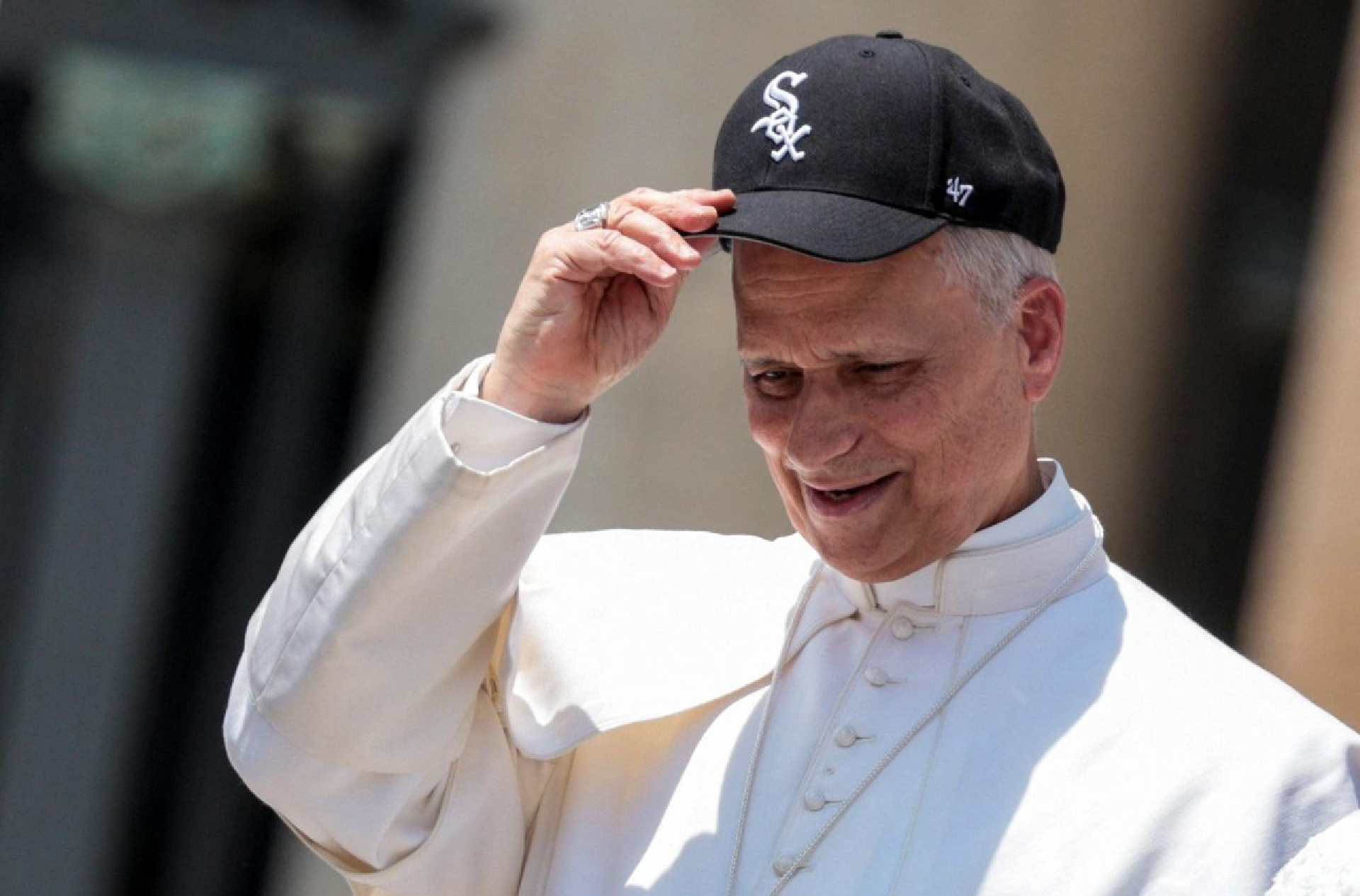 La photo du pape essayant une casquette des Sox, l'équipe de baseball de Chicago, a boosté les ventes d'articles de l'équipe favorite du pape | © Vatican Media