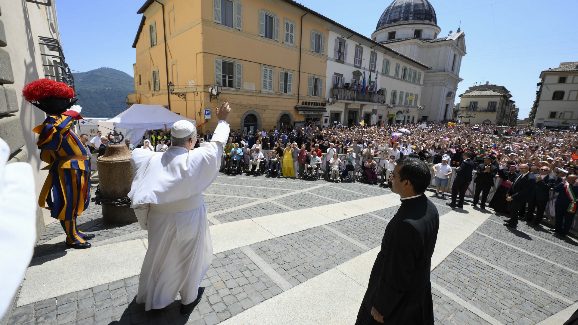 Léon XIV salue la foule réunie à Castel Gandolfo pour l'angelus | © Vatican Media 