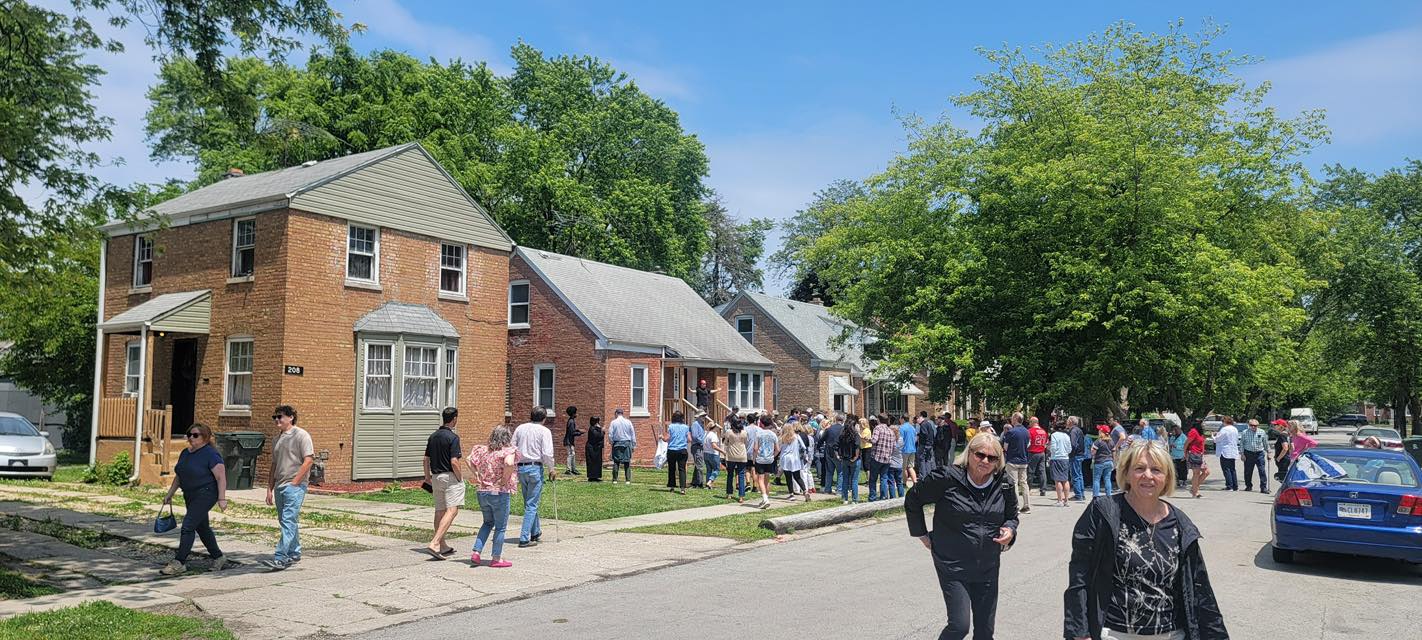 De nombreux touristes s'arrêtent maintenant à Dolton, ici en juin, pour se photographier devant la maison d'enfance du pape Léon XIV | Ville de Dolton/Facebook