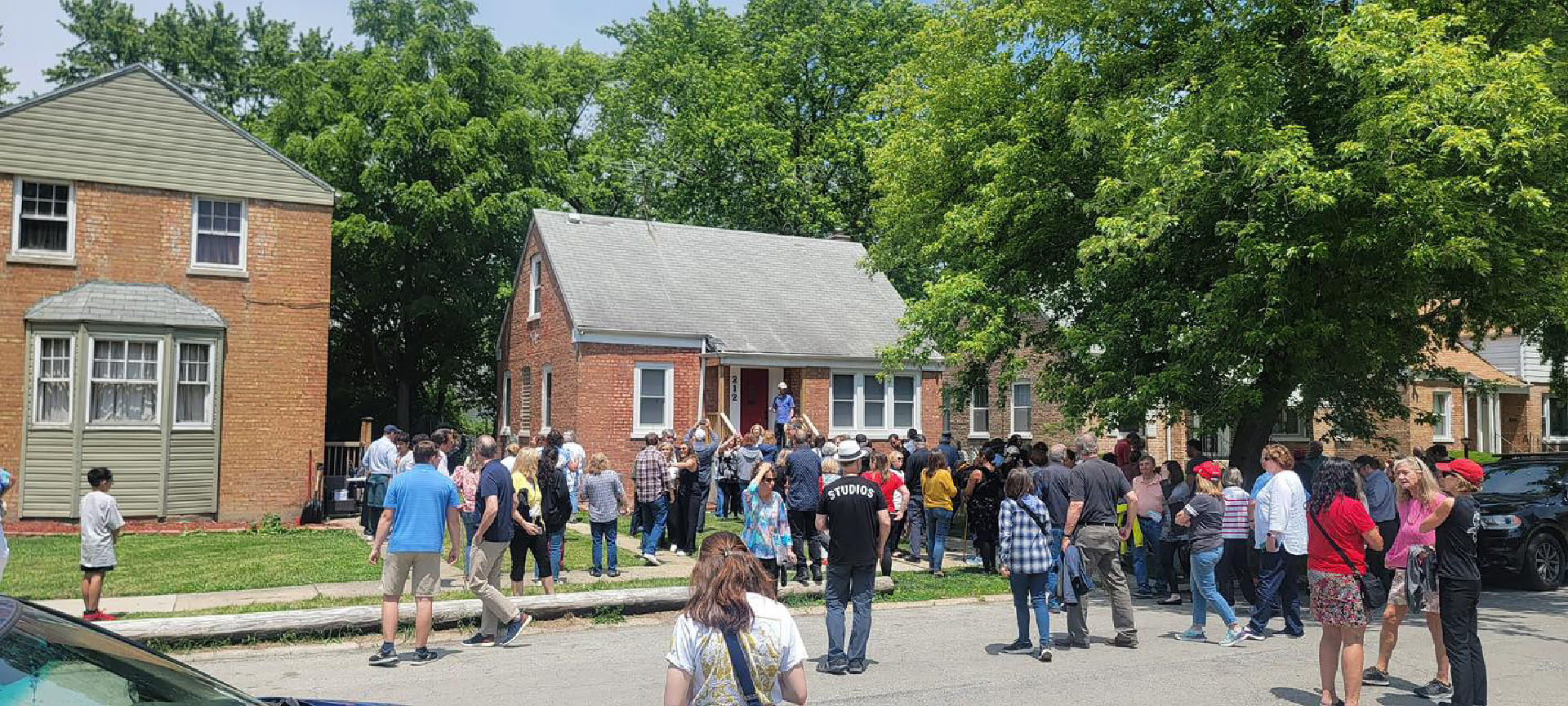 De nombreux touristes s'arrêtent maintenant à Dolton, ici en juin, pour se photographier devant la maison d'enfance du pape Léon XIV | Ville de Dolton/Facebook