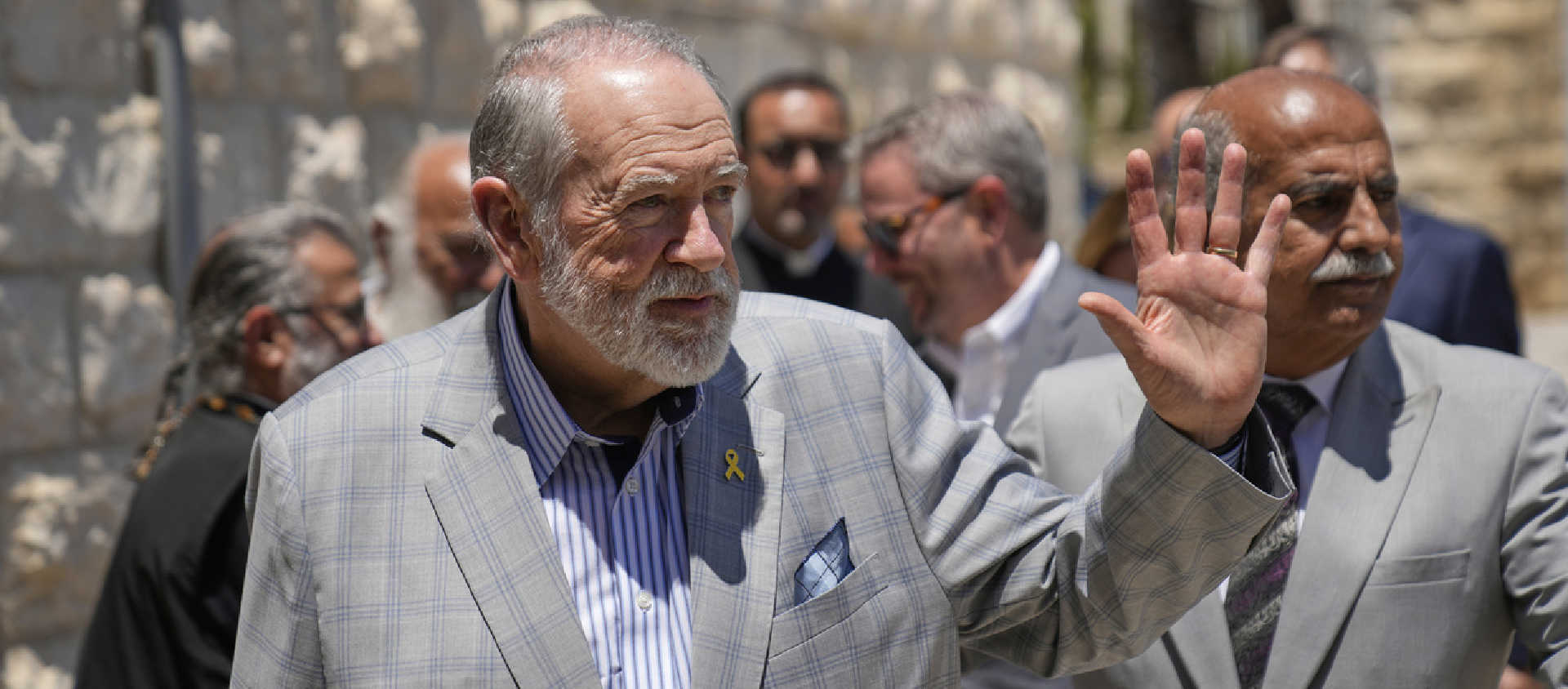 Mike Huckabee, ici à Taybeh le 19 juillet, a mis la pression pour que l'État d'Israël rétablisse les visas automatiques pour les chrétiens évangéliques américains | © Keystone/AP Photo/Nasser