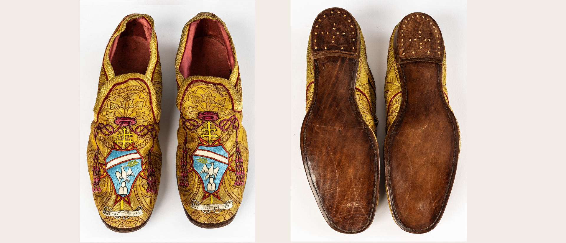 Les pantoufles du cardinal Pacelli ont atteint un prix de 8'000 francs | © Galerie Moenius 