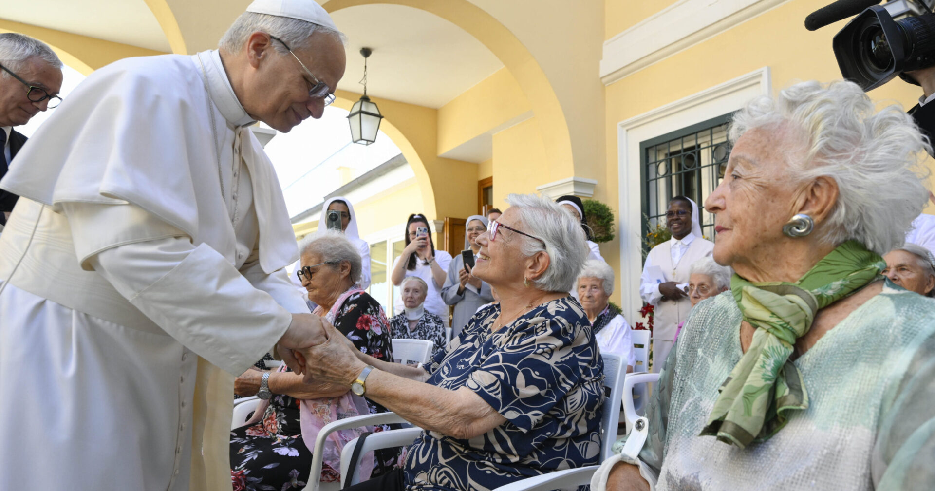 Le pape Léon XIV a rencontré, le 21 juillet 2025, des résidentes d'une maison de retraite à Castel Gandolfo | © Vatican Media
