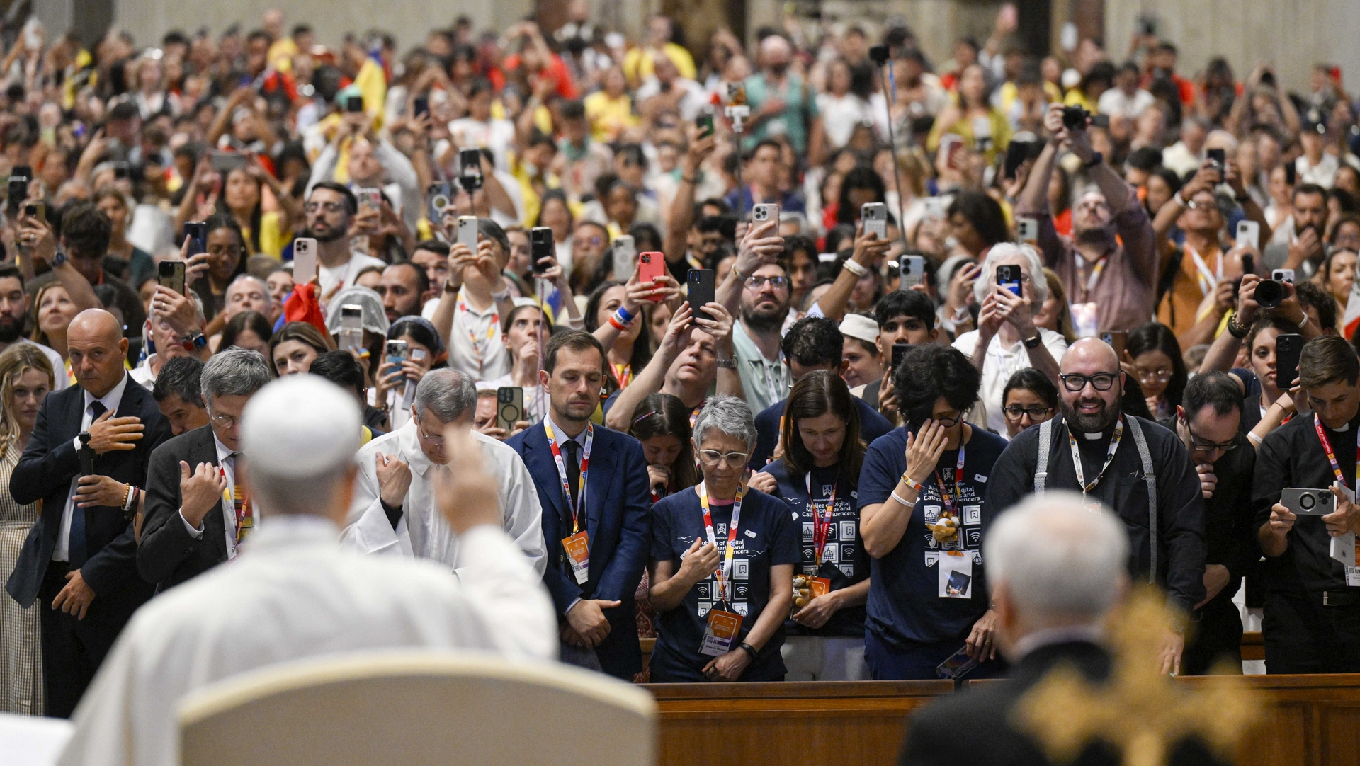 Les influenceurs avaient sorti leurs smartphones pour immortaliser la parole du pape |  © Vatican Media