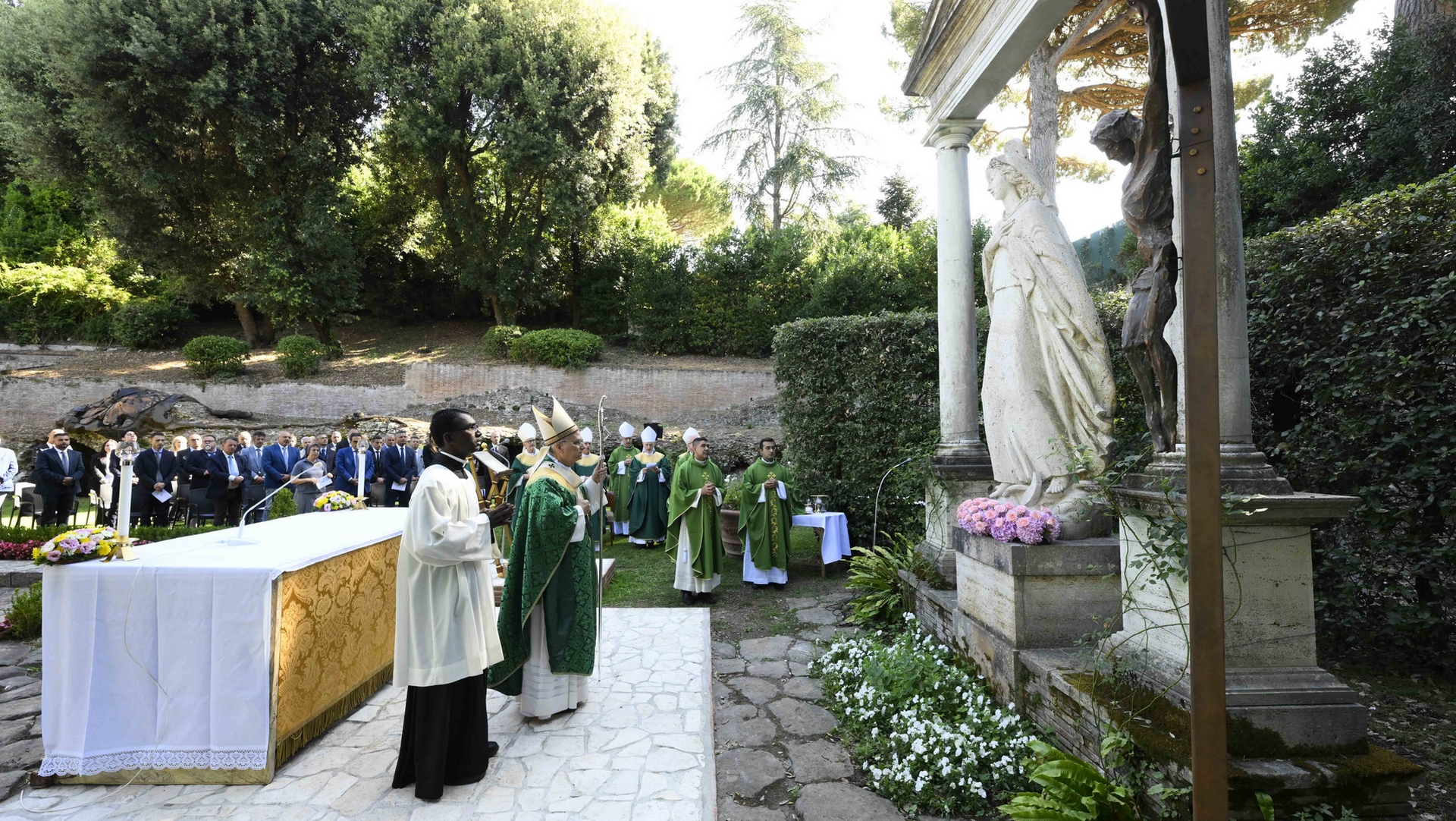 Le pape Léon XIV célèbre la mess dans le jardins de Castel Gandolfo | © Vatican Media